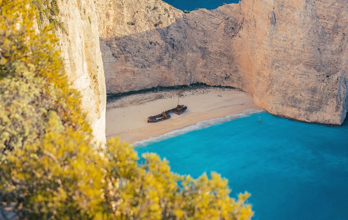 Plaža Navagio, Zakintos | Plaža Navagio, katere ime pomeni brodolom oziroma razbitje ladje, velja za eno najpriljubljenejših plaž v Grčiji. | Foto Pixabay