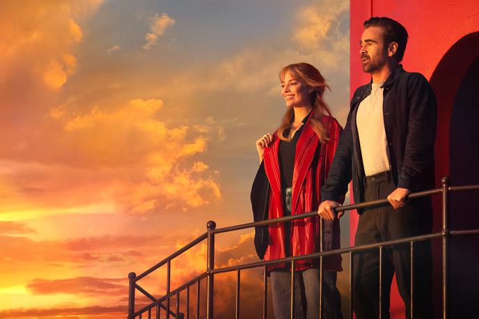 Veliko, lepo, pogumno potovanje | Margot Robbie in Colin Farrell na kičastem ozadju kičastega spomina na kičasti sončni zahod iz svetilnika ustvarita prepričljivo sceno. | Foto Jučer
