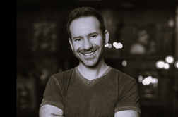 Umrl milijarder, ki je ustvaril eno najdonosnejših spletnih platform