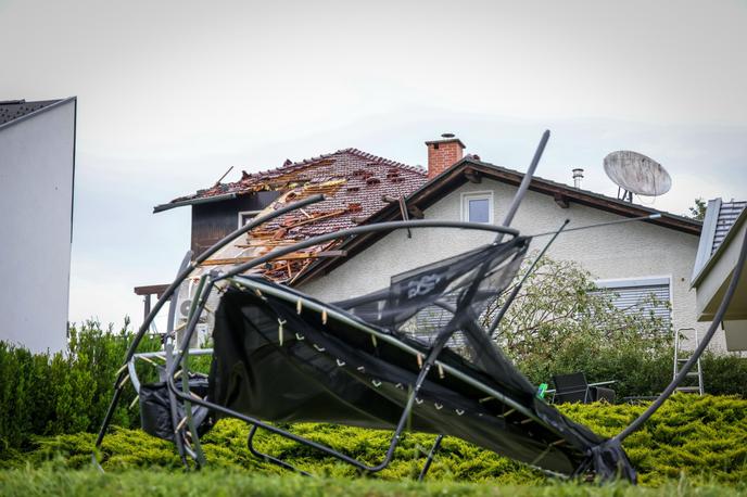 Komenda, neurje | "Čeprav za prijavo škode velja tridnevni rok po njenem nastanku, v primeru škode zaradi neurij upoštevamo tudi kasnejše prijave. Izjema je prijava škode v kmetijstvu, ki jo je treba prijaviti čim prej ali najkasneje v treh dneh, še posebej pred žetvijo," so zapisali v zavarovalnici. | Foto STA