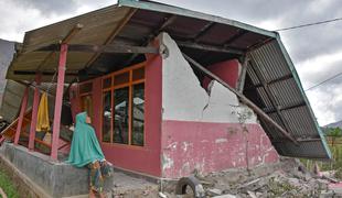 Priljubljeni turistični otok stresel potres, na gori ujetih več sto ljudi