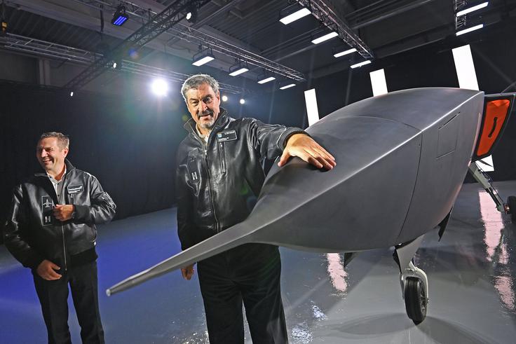 Kritiki podjetju Helsing očitajo, da se zna sicer dobro predstavljati v javnosti in da ima dobro trženje, da pa je do zdaj doseglo malo. Na fotografiji: bavarski ministrski predsednik Markus Söder in direktor Helsinga Wolfgang Gammel ob predstavitvi Helsingovega drona CA-1 lani septembra. | Foto: Guliverimage