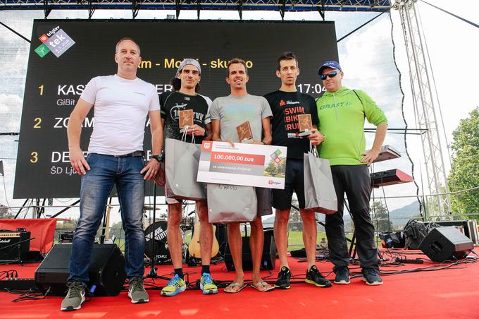 Najboljši trije na 21 km: drugouvrščeni Dejan Zorman (na levi), zmagovalec Peter Kastelic (v sredini) in tretjeuvrščeni Aleš Debeljak. | Foto: Mediaspeed