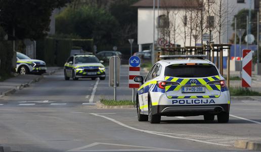 Usodni ovinek na Dolenjskem: trčil v drevo in umrl na kraju nesreče