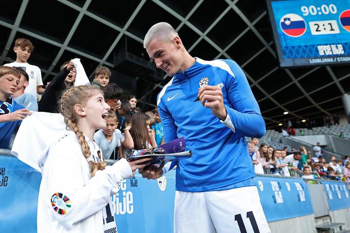 Slovenija Armenija | Benjamin Šeško je po torkovi tekmi med Slovenijo in Armenijo izpolnil želje številnih mladih navijačev in navijačic. | Foto www.alesfevzer.com