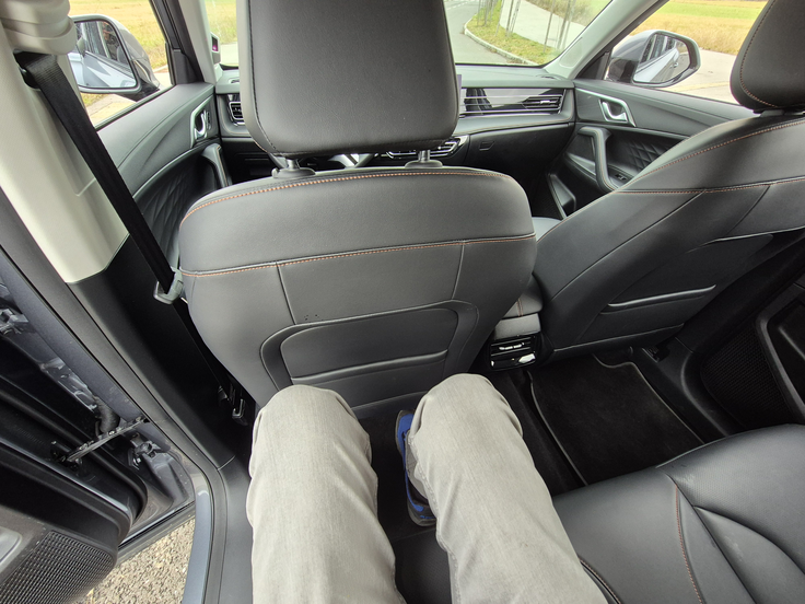 Zadaj lahko udobno sedi odrasla oseba tudi za visokima potnikoma spredaj.
 | Foto: Aleš Črnivec