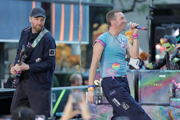 Frontman skupine Coldplay padel v luknjo na odru #video