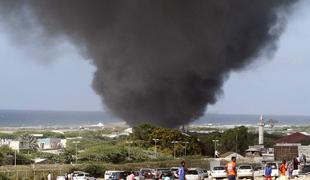 Med pristajanjem v Somaliji strmoglavilo letalo, več mrtvih