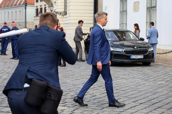 Peter Magyar vidno razburjen odkorakal iz predsedniške palače