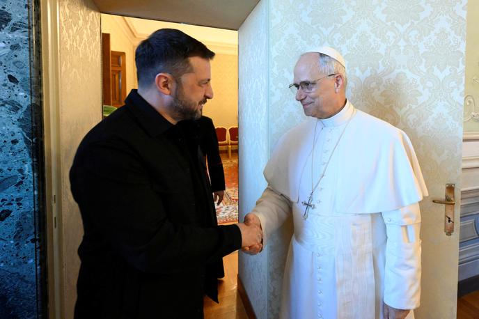 Volodimir Zelenski Papež Leon XIV. | "Sveti oče je izrazil žalost zaradi žrtev in ponovno zagotovil, da moli za ukrajinski narod ter spodbuja vsa prizadevanja za osvoboditev ujetnikov in iskanje skupnih rešitev konflikta," so po srečanju sporočili iz Vatikana. | Foto Reuters