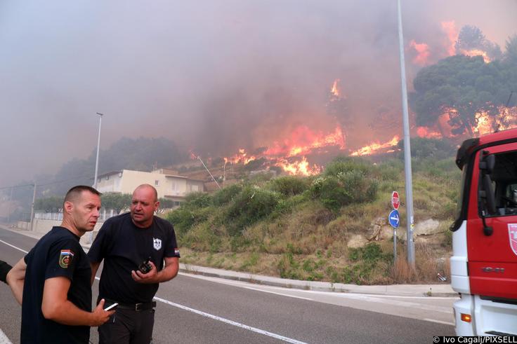 Ogenj se je nevarno približal hišam. | Foto: Pixsell/Ivo Cagalj