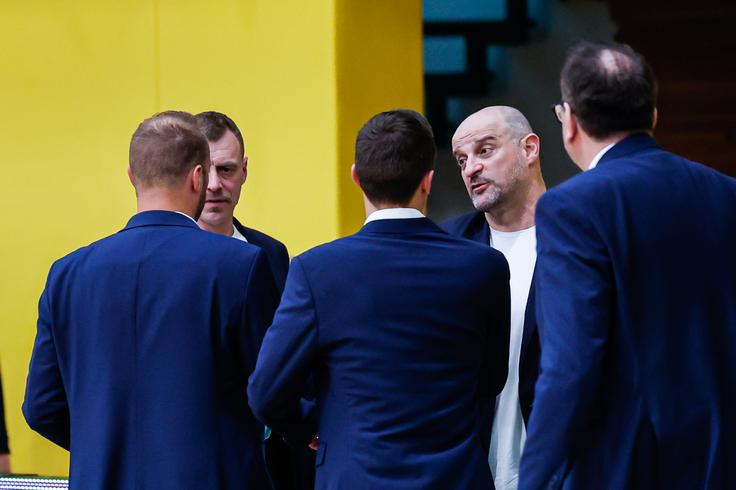 Strokovna štaba obeh ekip po tekmi v Novem mestu. | Foto: Aleš Fevžer