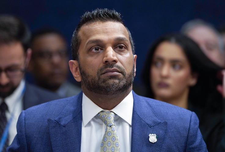 Kash Patel je bil pred prevzemom nadzora nad FBI v ameriški javnosti najbolj znan po (spletnem) političnem aktivizmu, pri katerem je v ospredje pogosto postavljal predvsem svojo neomajno podporo Donaldu Trumpu. Mnogi so prepričani, da ga je ta po vnovični selitvi v Belo hišo zaradi tega tudi nagradil s položajem direktorja FBI. | Foto: Guliverimage