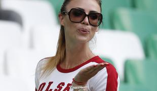 Seksi navijačica prinesla srečo poljskim nogometašem #foto