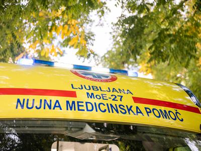 Delovna nesreča v Ljubljani: breme z žerjava padlo na dva delavca