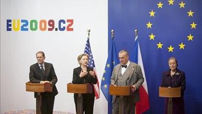 Clintonova poziva Rusijo k sodelovanju pri nameščanju ščita