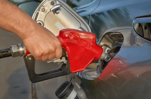 Obisk bencinskega servisa od danes stane nekoliko manj