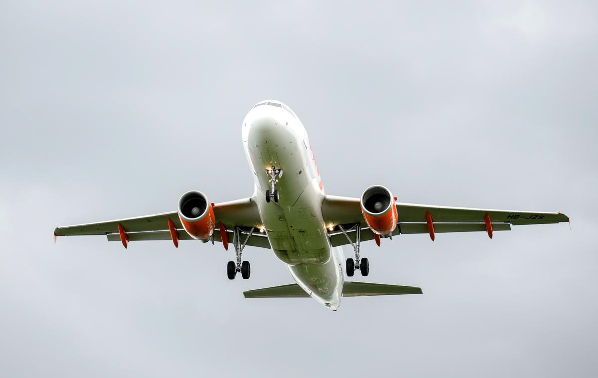 Letalo Easy Jet | Številne letalske družbe trenutno letijo na velike razdalje okoli kriznih območij, zaradi česar se podaljšajo leti, ki trajajo tudi do nekaj ur. | Foto Guliverimage