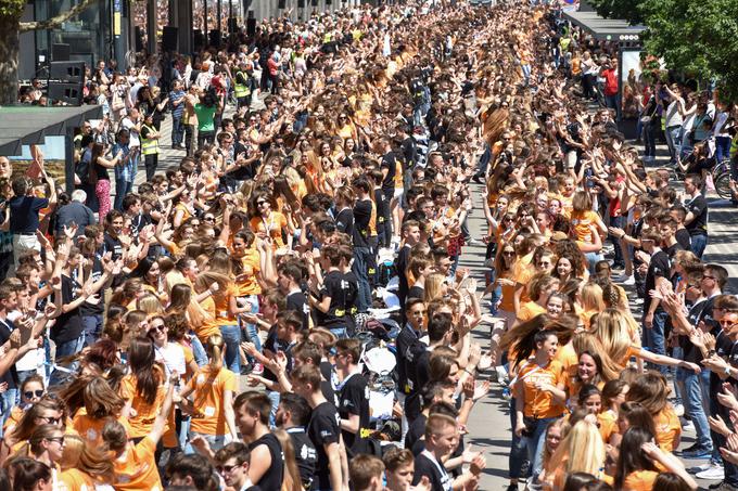 Maturantje četvorko vsako leto prenesejo na ulice in v značilno oranžnih ter črnih majicah zaplešejo v več slovenskih mestih. | Foto: STA ,