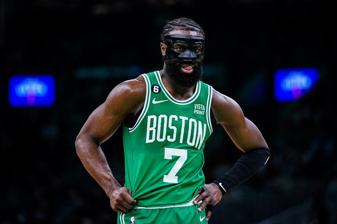 Jaylen Brown | Jaylen Brown v tej sezoni prispeva za Boston ob 49-odstotnem metu iz igre 26,6 točke, 6,9 skoka in 3,5 asistence na tekmo. V vseh statističnih kategorijah je poskrbel za rekord kariere. | Foto Reuters