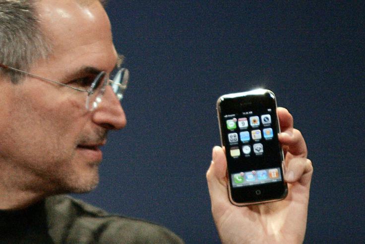 9. januarja 2017 bo minilo deset let, odkar je Steve Jobs svetu pokazal prvi iPhone. | Foto: Reuters