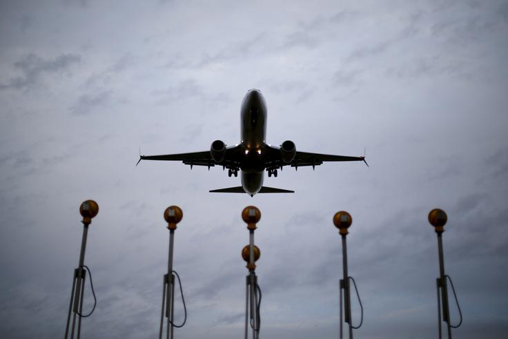 Vzlet in pristanek sta statistično najnevarnejša faza poleta z letalom in takrat je letalo v primeru nenadnih sunkov vetra tudi najbolj ranljivo. Piloti morajo na vsakega pol leta na simulatorju dokazati, da so sposobni upravljati potniška letala v takih razmerah. | Foto: Reuters