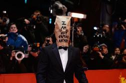 Shia LaBeouf z vrečko na glavi na premieri Nimfomanke