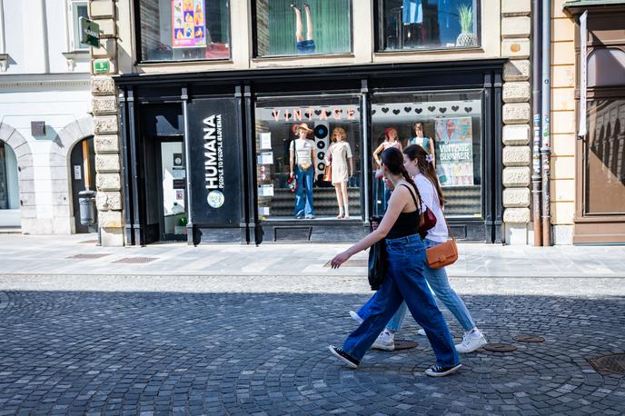 Vintage, Second hand, antikvariat, trajnost | Tekstilna industrija ustvari približno deset odstotkov globalnih emisij toplogrednih plinov, kar je več kot mednarodni leti in morske trgovske poti skupaj. | Foto Gaja Hanuna