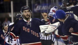 Navijači New York Rangers na takšnega junaka čakali kar pet let (video)