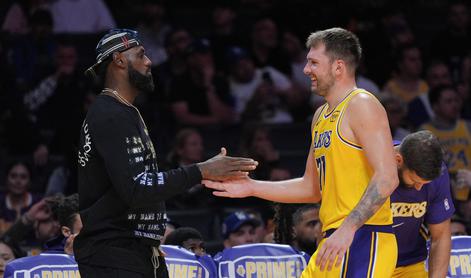 Luka Dončić čaral in navdušil na generalki, Lakersi po veliki drami brez zmage #video