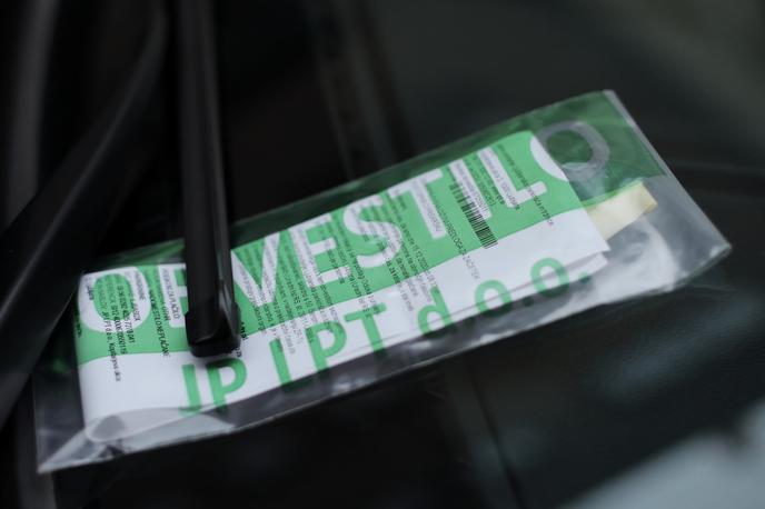 kazen za napačno parkiranje | Na mestni redarski službi pravijo, da so redarji ukrepali predvsem zaradi kršitev nepravilnega parkiranja na zelenih površinah, pločnikih, intervencijskih poteh, območju za pešce in drugih neprimernih mestih, zaradi česar je lahko ogroženo, oteženo ali ovirano gibanje pešcev. | Foto STA