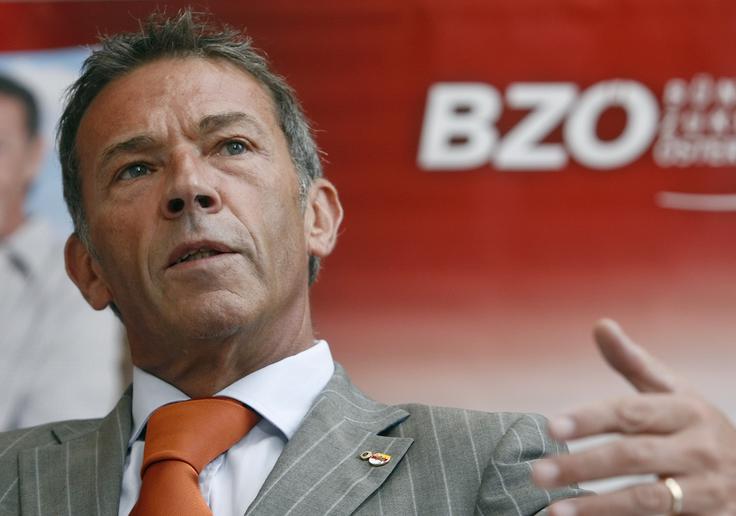 Jörg Haider je v prometni nesreči na Roški cesti blizu Celovca umrl 11. oktobra 2008, glede njegove smrti pa v avstrijski javnosti kroži več teorij zarote. | Foto: Reuters
