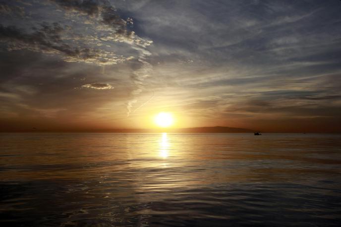 Mirno morje brezvetrje sončni zahod | Foto Reuters