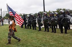 Na protestu v podporo aretiranim Trumpovim privržencem več policistov kot protestnikov