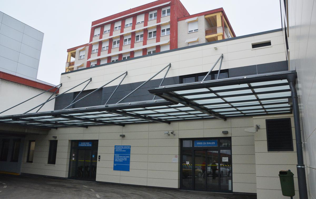 Bolnišnica Murska Sobota | Na nadstrešku je bolniku spodrsnilo, pri padcu na tla se je poškodoval. | Foto STA