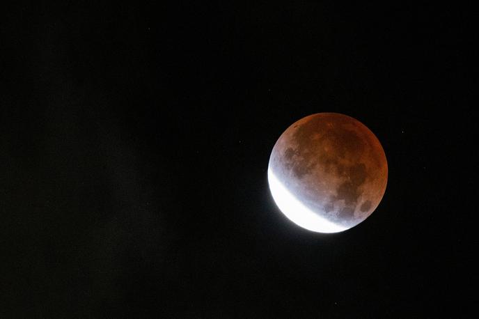 Lunin mrk | Za kakovostno opazovanje bo treba izbrati opazovališče, ki ima na jugozahodni strani čim manj ovir. | Foto Reuters