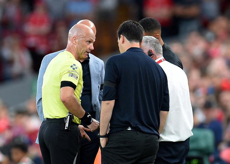 Glavni sodnik Anthony Taylor je imel zaradi rasističnih opazk, namenjenih Antoinu Semenyu, posvet z obema trenerjema. | Foto: Reuters
