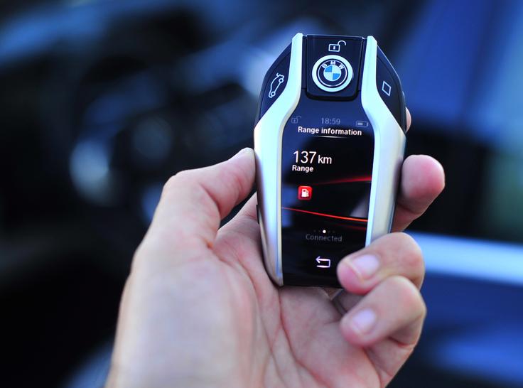 Pametni ključ prihodnosti, kakršnega BMW ponuja za svoji seriji 5 in 7. Z njim je mogoče avto na daljavo tudi parkirati. | Foto: Gregor Pavšič