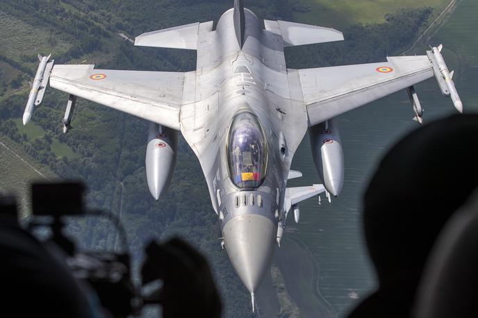 Romunski F-16 | Ruski dron, ki je preteklo soboto za slabo uro kršil romunski zračni prostor, so spremljala štiri letala, dva romunska F-16 (na fotografiji je F-16 romunskih zračnih sil na nebu nad Litvo) in nemška eurofigherja.  | Foto Guliverimage