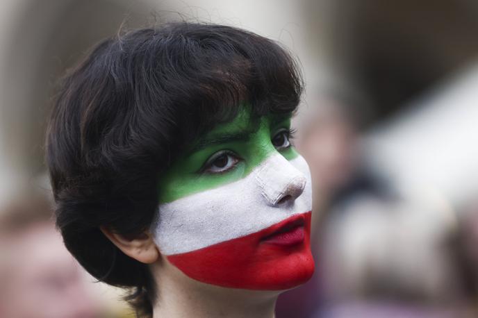 Protestnica v podporo Irankam | V Iranu so lani jeseni izbruhnili protesti proti iranski teokratski oblasti in njenemu zatiranju žensk. Nekateri zato menijo, da so zastrupitve teror proti pravicam žensk v iranski družbi. | Foto Guliverimage