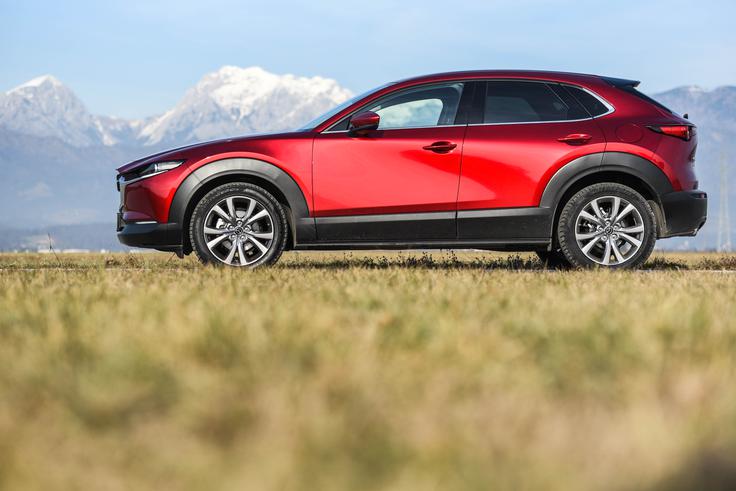 CX-30 je kljub manjšim dimenzijam v notranjosti prostornejši. | Foto: Gašper Pirman