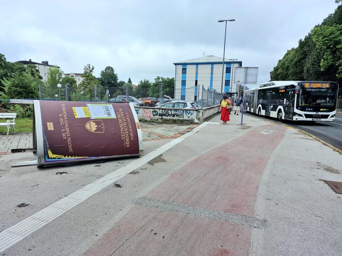 reklamni pano, podrt pano, Ljubljana, veter, neurje | Foto: bralka