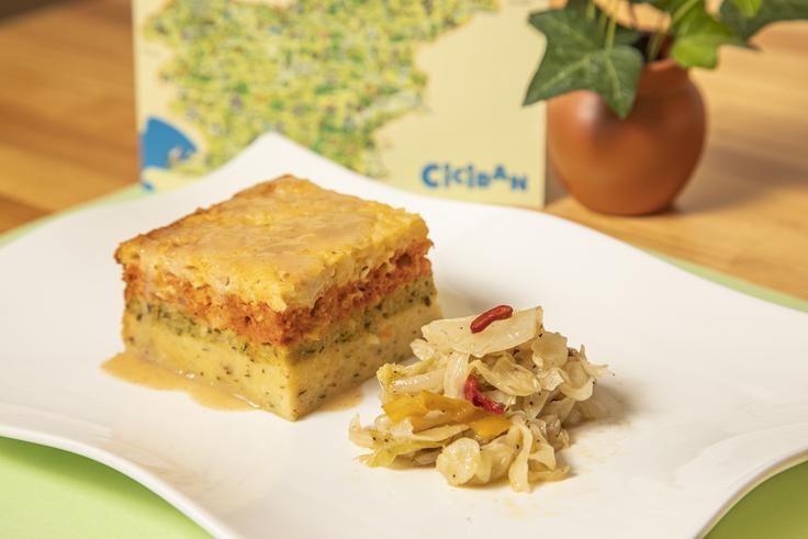 Jedi, ki jih Igor Leiler ponuja v svoji restavraciji Pikapolonca: na krožniku zelenjavna gibanica. | Foto: osebni arhiv Igor Leiler