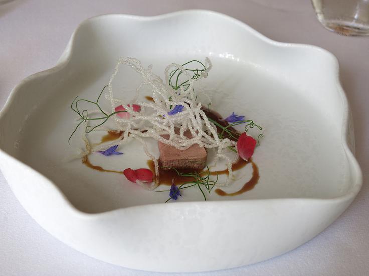 Pozdrav iz kuhinje: račje prsi z omako teriyaki in hrustljavimi riževimi rezanci | Foto: Miha First
