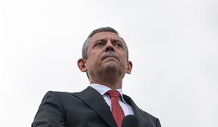 Turškega politika napadel moški, ki je ubil svoja otroka #video