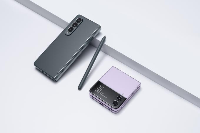 Nova Samsungova pregibna telefona Galaxy Z Fold4 (levo) in Galaxy Z Flip4 (desno) | Foto: Samsung