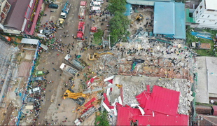 Število smrtnih žrtev po zrušenju stavbe v Kambodži raste