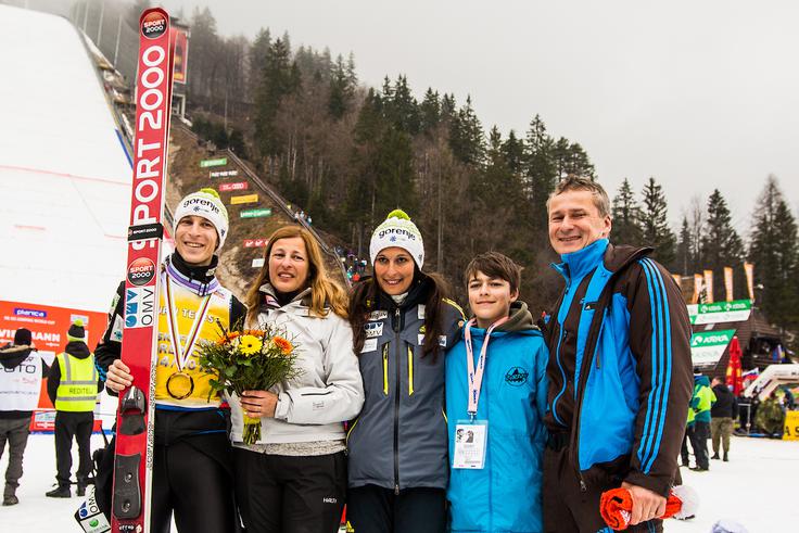 Družina Tepeš je pustila slovenskemu športu bogato zapuščino. Tako so leta 2015 v Planici pozirali Sportalovemu fotografu (od leve proti desni) Jurij, Zlata, Anja, Jon in Miran Tepeš. | Foto: Grega Valančič/Sportida