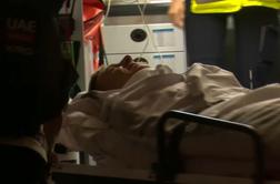 Žalostni prizori: Pogačar bolnišnico zapustil na nosilih, operacija v Barceloni #video