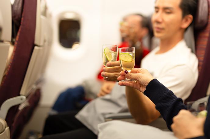 Letalo. pitje alkohola. Alkohol. | Raziskovalci so letalskim družbam priporočili, naj omejijo pitje alkohola med letom.  | Foto Shutterstock